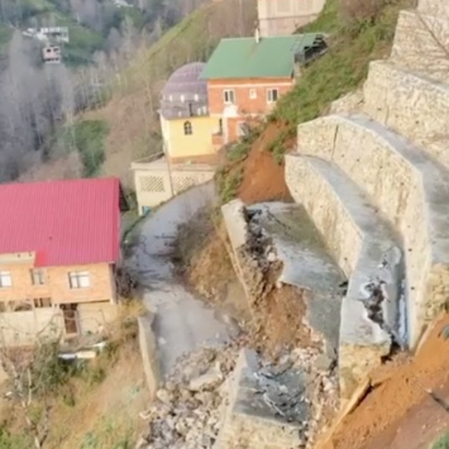 Rize'de heyelan; istinat duvarı çöktü, o anlar kamerada