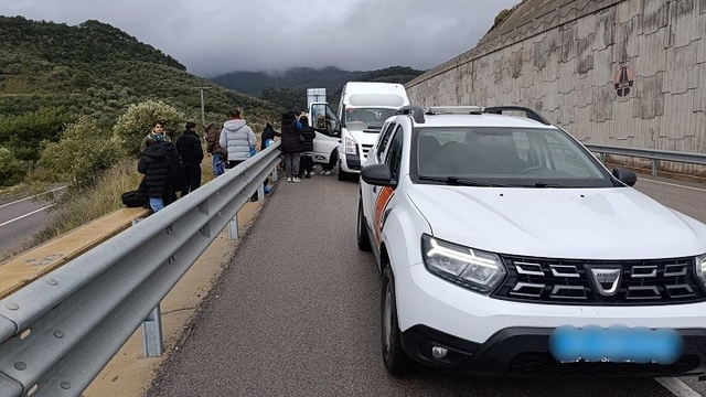 Ayvacık'ta 27 kaçak göçmen ile 2 göçmen kaçakçısı yakalandı