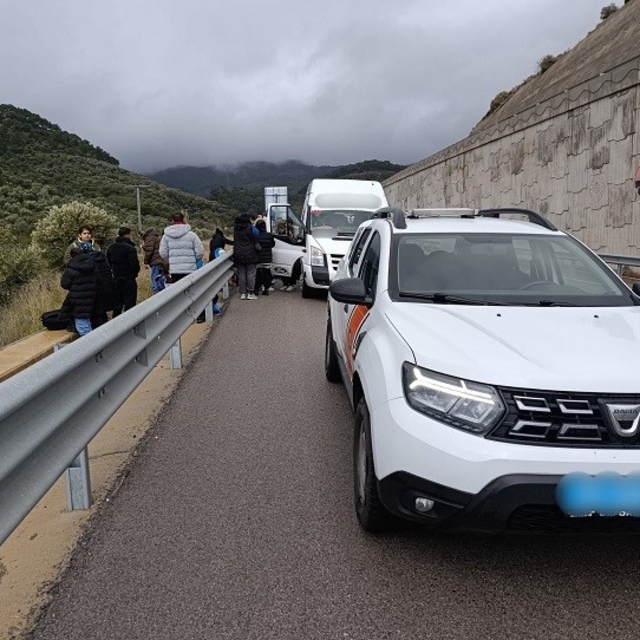 Ayvacık'ta 27 kaçak göçmen ile 2 göçmen kaçakçısı yakalandı