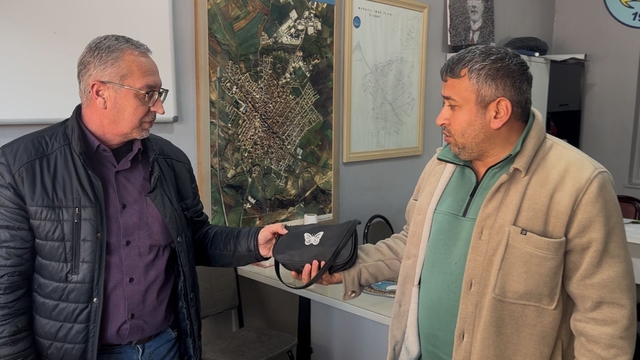 Muratlı'da örnek davranış: Parkta bulduğu çantayı zabıtaya teslim etti
