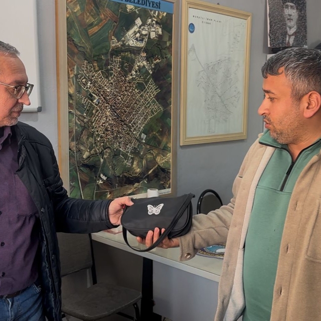 Muratlı'da örnek davranış: Parkta bulduğu çantayı zabıtaya teslim etti