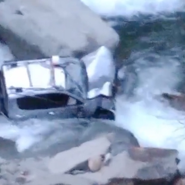 Rize'de kamyonet dereye yatağına düştü: 2 yaralı