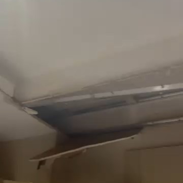 Bursa'da yeni bir binadaki dairenin tavanı çöktü; o anlar kamerada