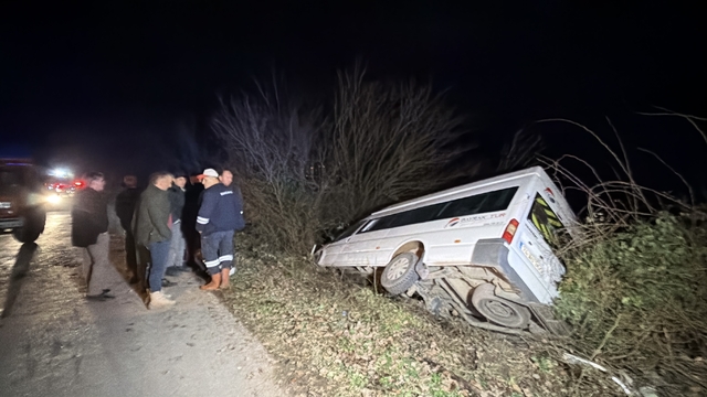 Bartın'da minibüs şarampole devrildi; 4 yaralı