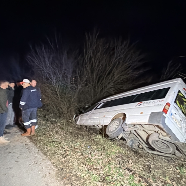 Bartın'da minibüs şarampole devrildi; 4 yaralı