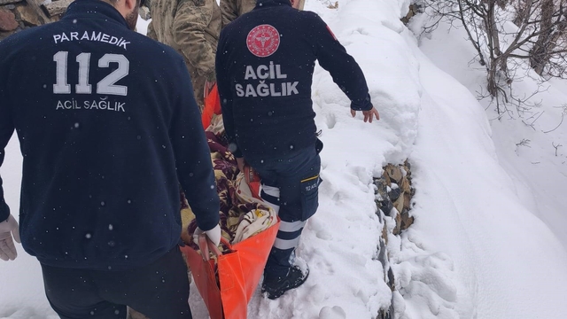 Kar ve tipiden yolu kapanan köydeki hasta kadın hastaneye ulaştırıldı