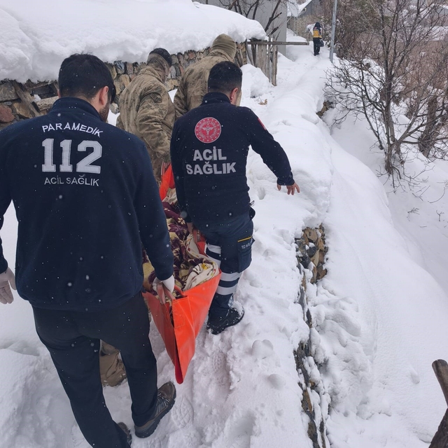 Kar ve tipiden yolu kapanan köydeki hasta kadın hastaneye ulaştırıldı