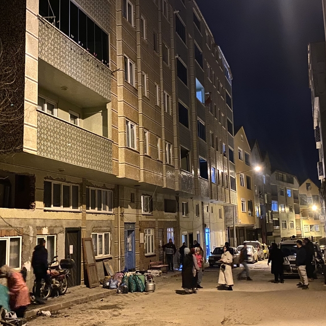 Sinop'ta 7 katlı bina istinat duvarının yıkılma riskine karşı boşaltıldı