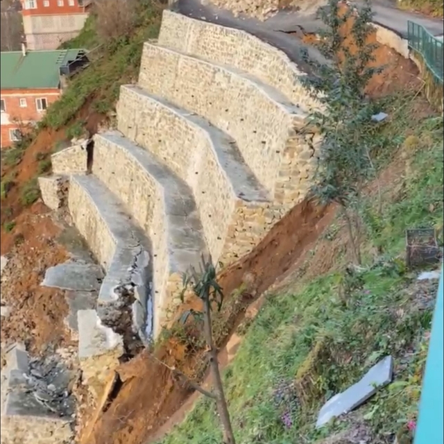 Rize'de istinat duvarı çöktü: 2 ev tedbir amaçlı boşaltıldı