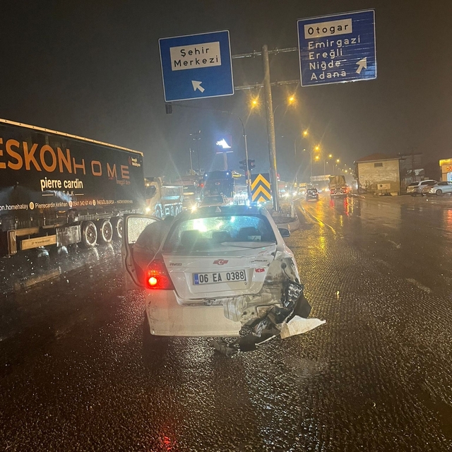 Konya'da tır otomobile çarptı: 2 yaralı