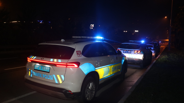 Yol kenarında park halindeki minibüste ölü bulundu