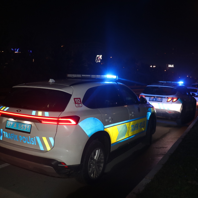 Yol kenarında park halindeki minibüste ölü bulundu