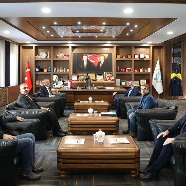 BEÜ ile Bitlis Belediyesi arasında dijital eğitimde iş birliği protokolü im...