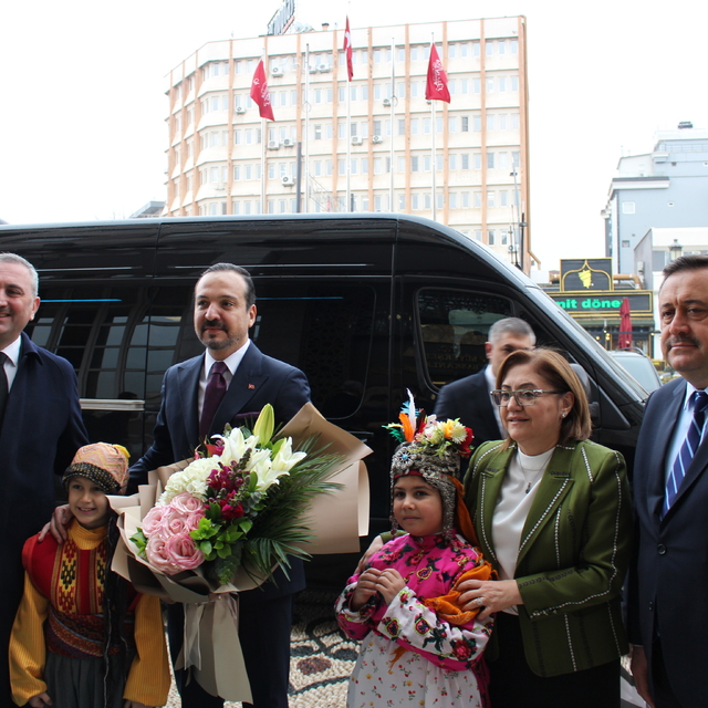 AK Parti Genel Başkan Yardımcısı Zorlu, Gaziantep'te belediyeleri ziyaret e...
