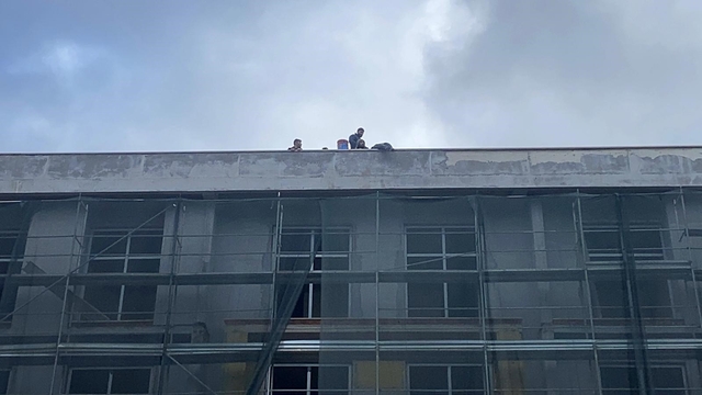 Bolu'da okul inşaatında işçiler parasını alamayınca çatıya çıktı
Bolu'da yaklaşık 12 milyon lira alacağı olan işçiler çatıya çıktı: Vali devreye girdi, çatıdan indiler