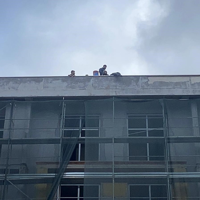 Bolu'da okul inşaatında işçiler parasını alamayınca çatıya çıktı
Bolu'da ya...