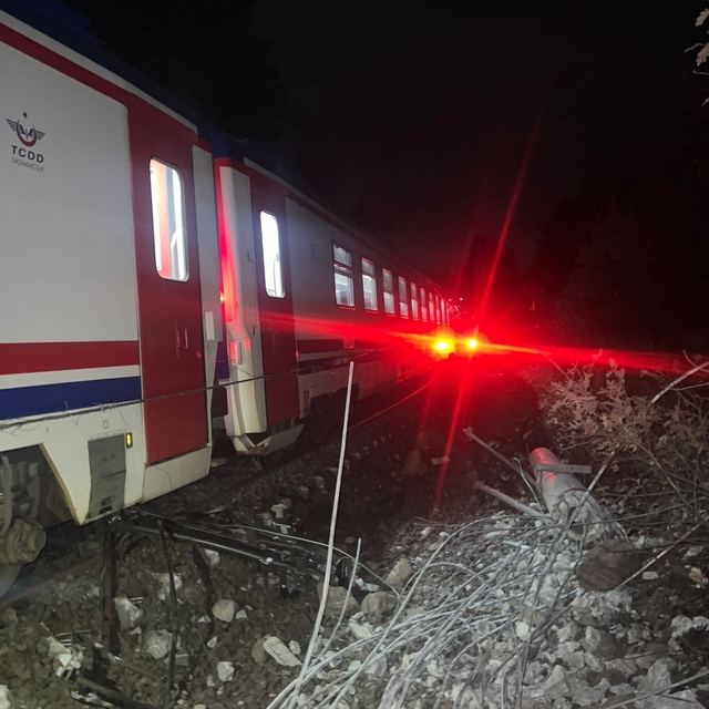 Balıkesir'de toprak kaydı, yolcu treni raydan çıktı: 1 yaralı