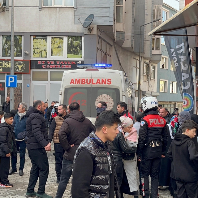 Tartıştığı komşusunu bıçakla yaraladı