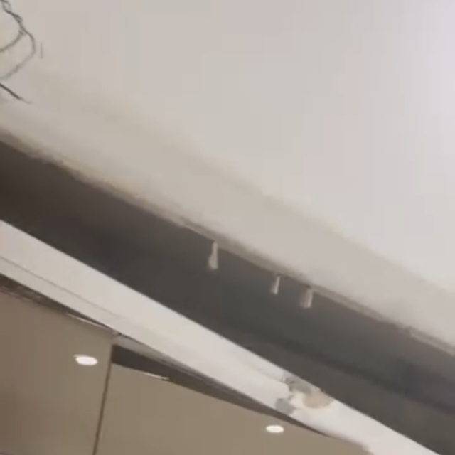 Yeni yapılan binada tavan çöktü: O anlar kamerada