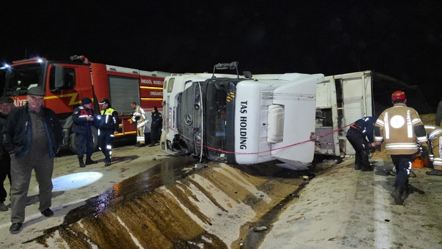 Bursa'da devrilen tırın sürücüsü öldü