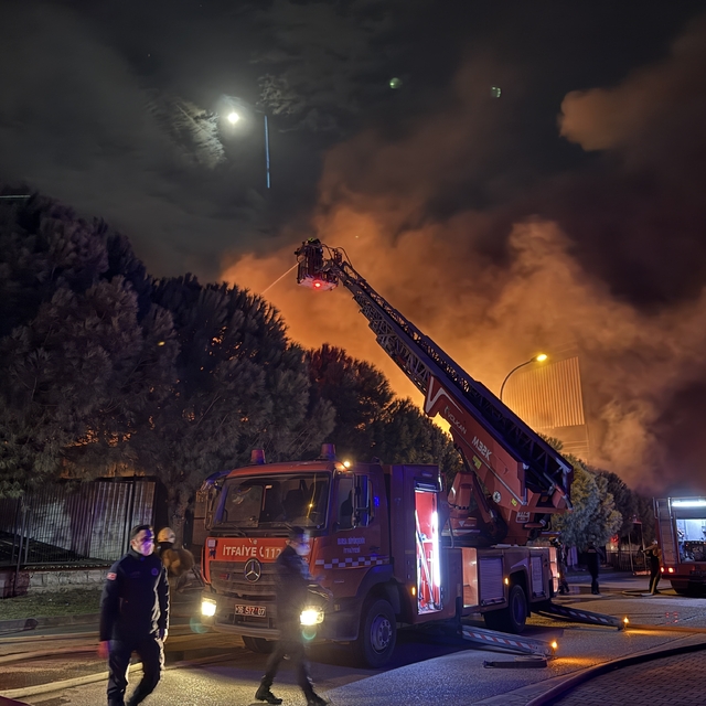 Bursa'da fabrikada çıkan yangına müdahale ediliyor