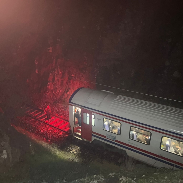 Balıkesir'de yolcu treninin lokomotifi ve 1 vagonu toprak kayması nedeniyle...