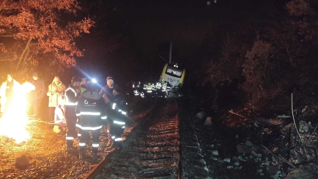 Balıkesir'de toprak kaydı, yolcu treni raydan çıktı: 1 yaralı (2)