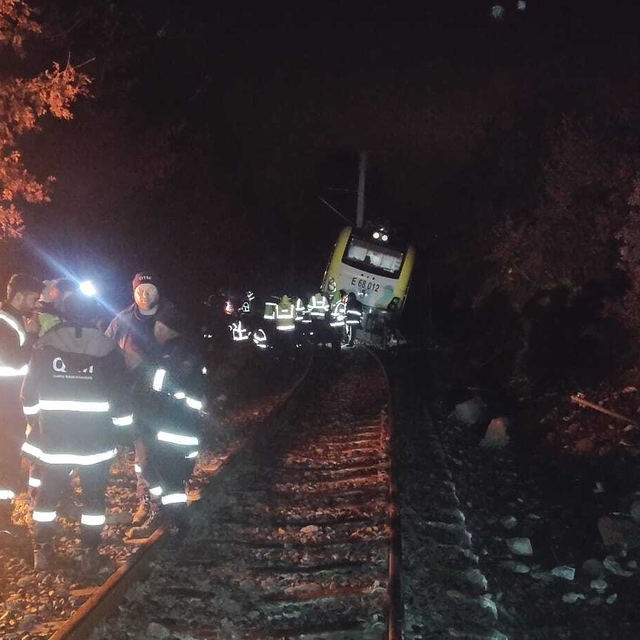 Balıkesir'de toprak kaydı, yolcu treni raydan çıktı: 1 yaralı (2)