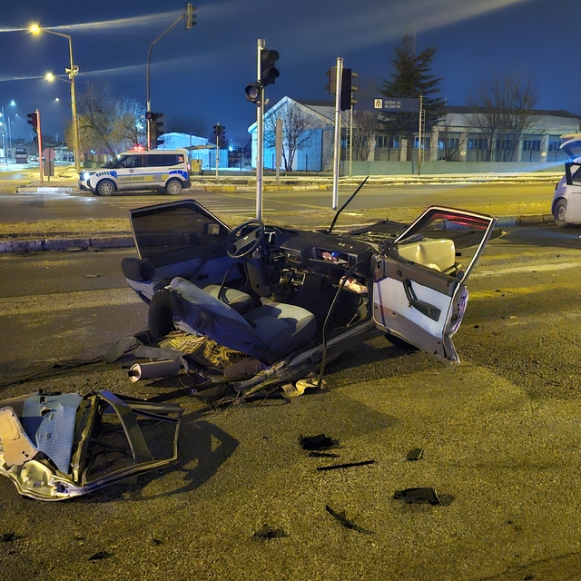 Erzincan'da iki otomobilin çarpıştığı kazada 4 kişi yaralandı