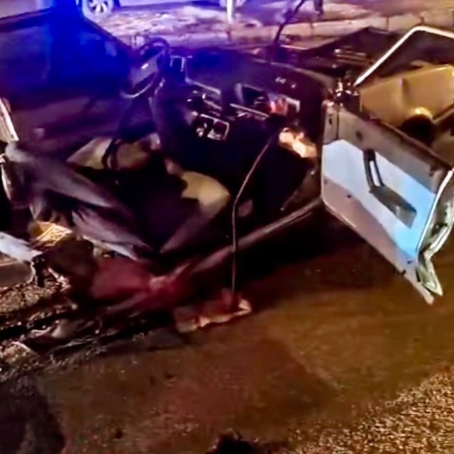 FIAT TOFAŞ otomobil kazada ikiye bölündü: 4 yaralı