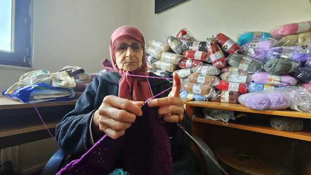 Çanakkale'de kursiyerler Gazzeli çocuklar için örüyor