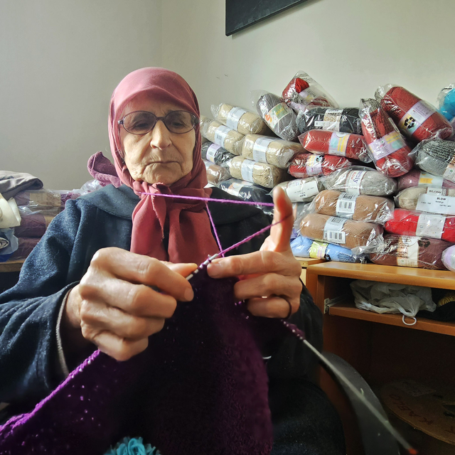 Çanakkale'de kursiyerler Gazzeli çocuklar için örüyor