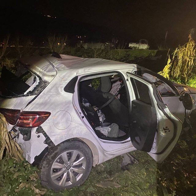 Bilecik'te otomobil tırlara çarptı: 2 yaralı