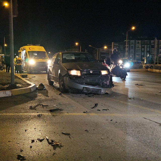 Çorum'da otomobille çarpışan motosikletin sürücüsü yaralandı