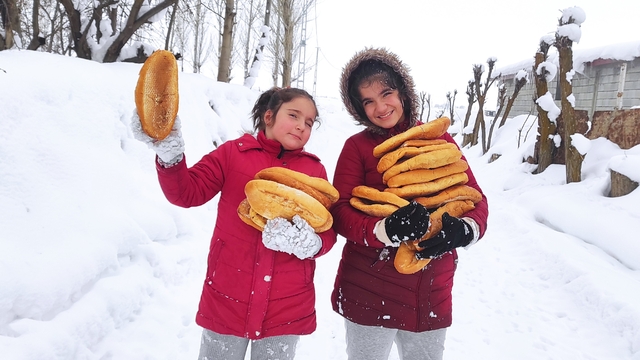 İki kardeşten yaban hayvanlarına şefkat eli