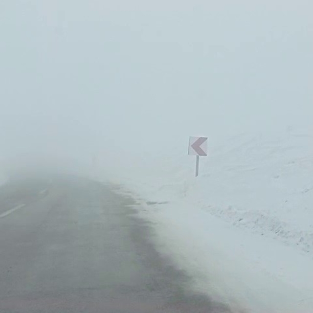 Palandöken geçidinde sis sürücülere zor anlar yaşatıyor