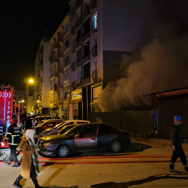 Çorum'da halı yıkama fabrikasında çıkan yangın hasara neden oldu