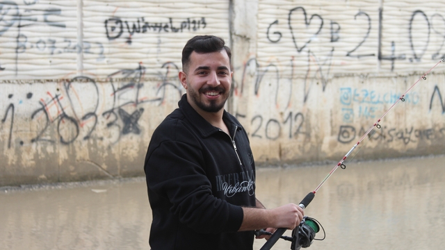 Adana'da altyapı isyanı: Esnaf göle dönen sokakta olta attı