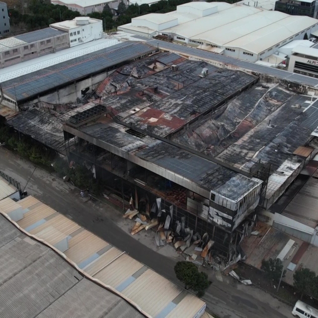 Bursa'da gece alevlere teslim olan fabrika sabahın ilk ışıklarıyla havadan...
