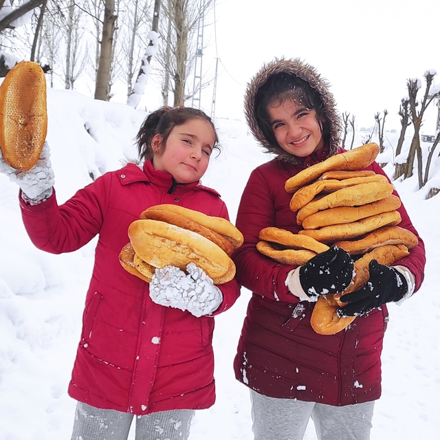İki kardeşten yaban hayvanlarına şefkat eli
