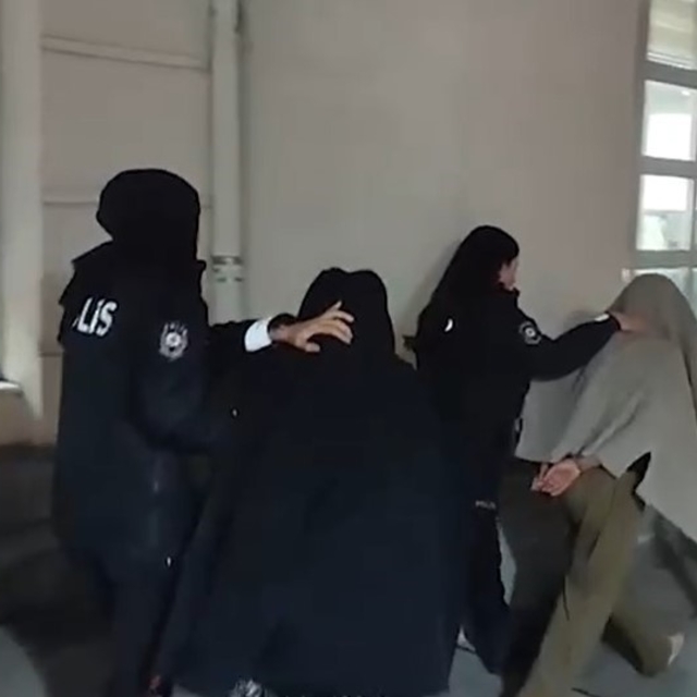 Fuhuş pazarlığı yaptıkları şahsın altın ve dövizlerini çalan şüpheliler yak...