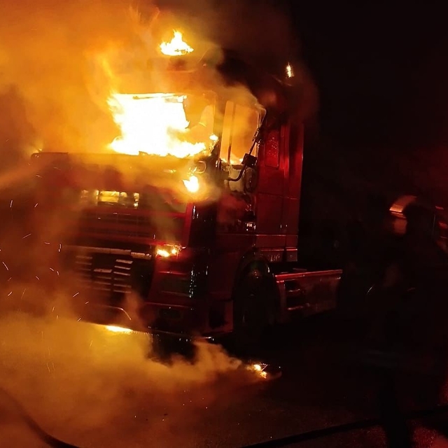 Şanlıurfa'da seyir halindeki tır alev topuna döndü