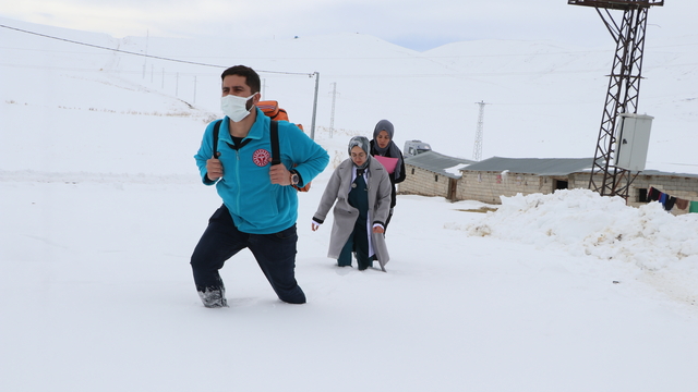 Doktor Didem, dondurucu soğukta 1,5 metre karda yürüyerek hastalara ulaşıyor
