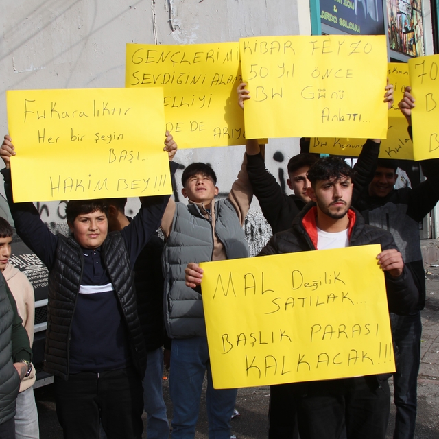 Adana'da gençlerden başlık parası eylemi