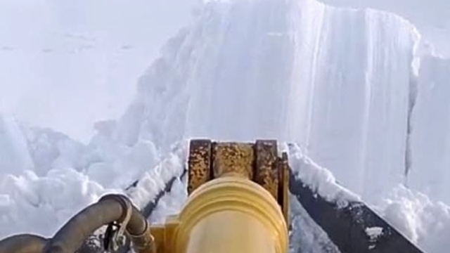 Malatya'da 1 buçuk metre karla mücadele kameralara yansıdı