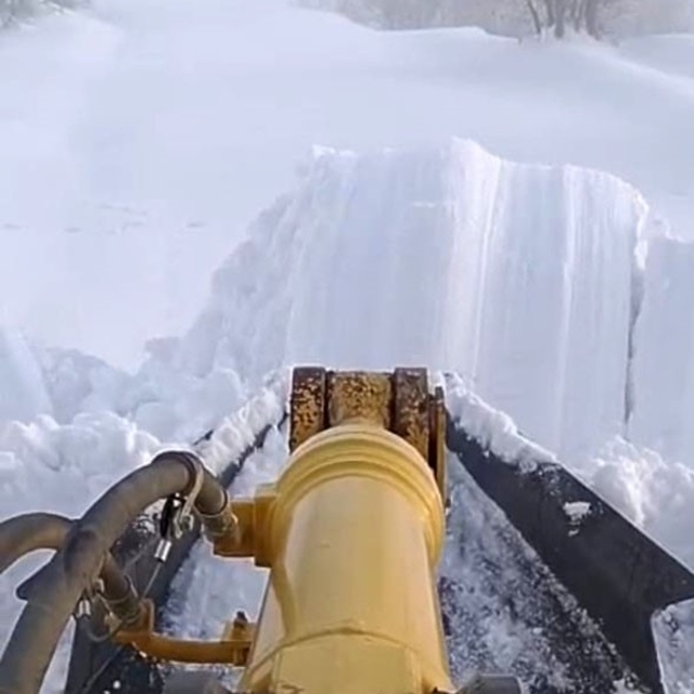 Malatya'da 1 buçuk metre karla mücadele kameralara yansıdı
