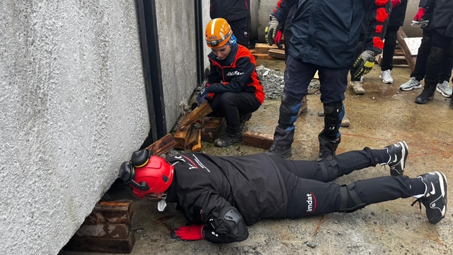 Aydın'da enkazda arama kurtarma eğitimleri sürüyor