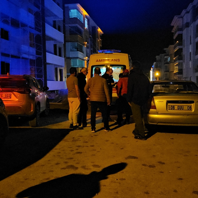 Çorum'da sağlık ekibinin müdahalesiyle hayata döndürülen kadın kaldırıldığı...