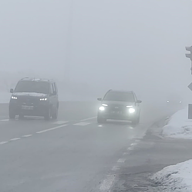 Bingöl'de yoğun sis görüş mesafesini düşürdü: Sürücüler zor anlar yaşadı