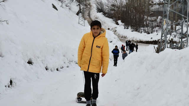 Çocukların kızaklarla kar keyfi